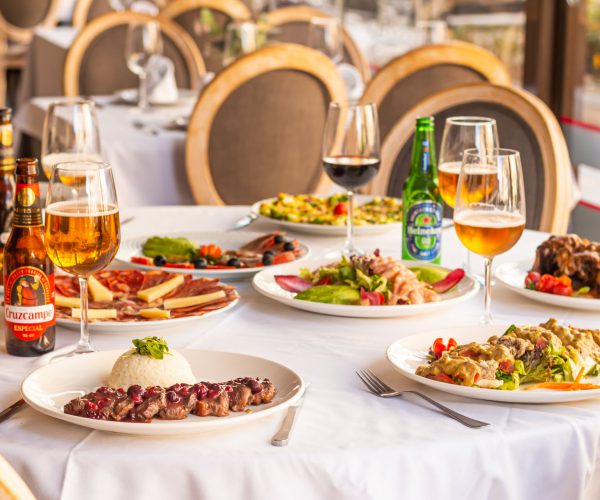 mesa llena de platos restaurante fuengirola